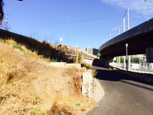 There was no attempt to landscape the bank here above the retaining wall. Above to the left is the traffic feeding off of I-5 that will join Naito at Market and Clay. Another ODoT landscape.